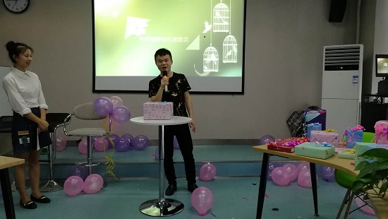 熊伟代表毕业生发言(改了的).jpg 熊伟代表毕业生发言(改了的).jpg