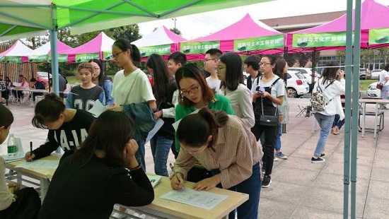 传新闻3.jpg F:\资助工作\2018-9-14勤工助学招聘会\照片\传新闻3.jpg